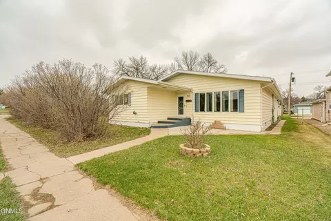 317 Broadway St N, Linton, ND 58552