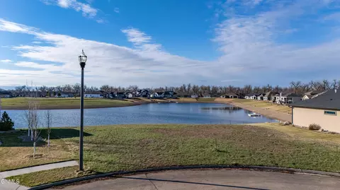 827 Voyager Pl, Bismarck, ND 58504