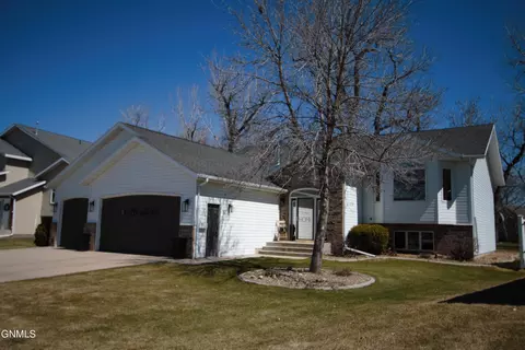 3422 Bayshore Bend Se Bnd SE, Mandan, ND 58554