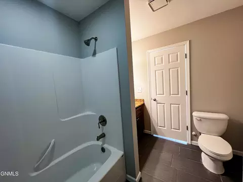 Bath - 13711 Kristina St, Williston, ND 58801 photo 2 of 4