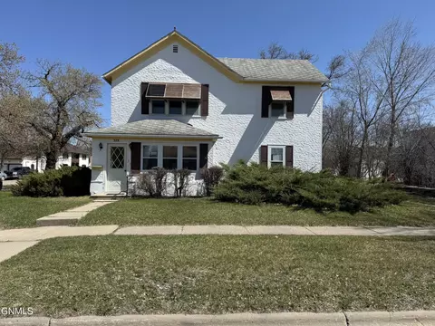 528 2nd Ave NW, Jamestown, ND 58401