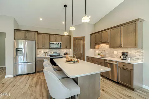 Kitchen - 211 Colt Loop, Bismarck, ND 58503 photo 4 of 11