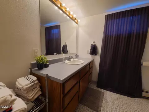 Bath - 709 3rd St NW, Mandan, ND 58554 photo 2 of 3