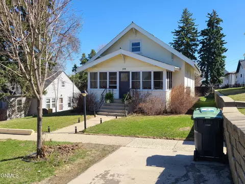 709 3rd St NW, Mandan, ND 58554