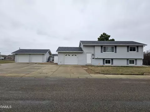 702 28th St W St W, Dickinson, ND 58601