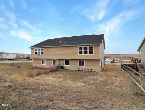 5806 Anna Ave, Williston, ND 58801 photo 2