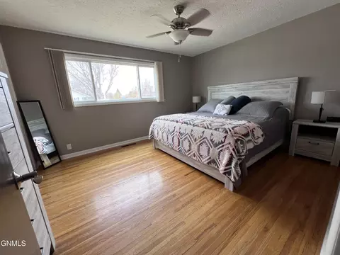 306 Hillcourt, Williston, ND 58801 photo 2