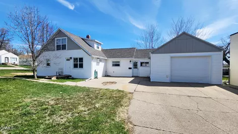 110 9th Ave NW, Mandan, ND 58554