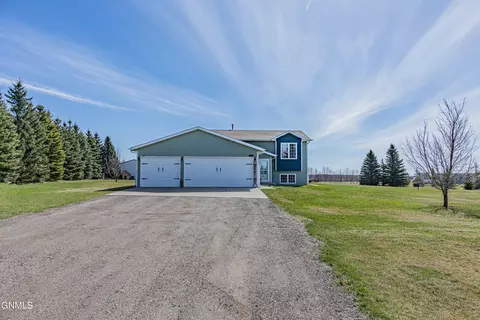 8137 44th St NE, Bismarck, ND 58503