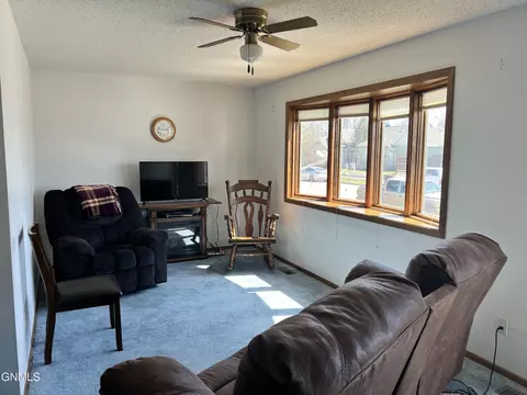 518 W Broadway, Williston, ND 58801 photo 2