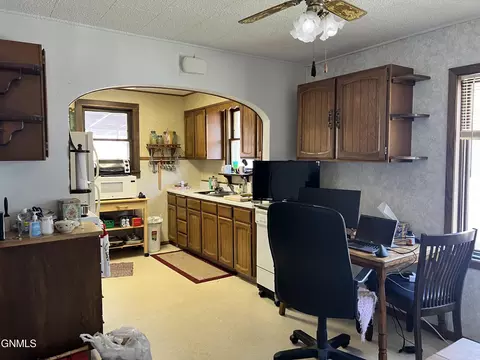 518 W Broadway, Williston, ND 58801 photo 3