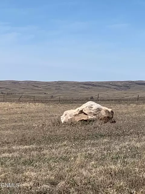 003 Labrador Dr, Mandan, ND 58554 photo 3