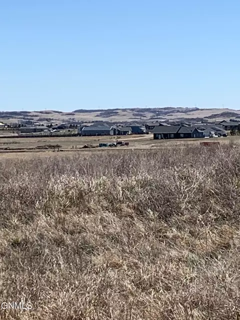 005 Labrador Dr, Mandan, ND 58554 photo 3
