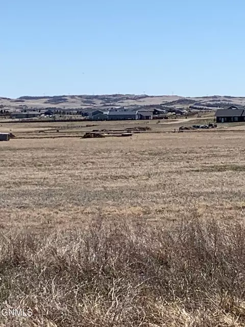 005 Labrador Dr, Mandan, ND 58554 photo 2