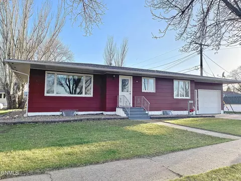 609 4th St E, Harvey, ND 58341