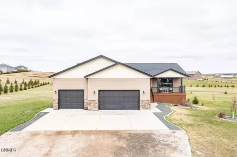 7854 Scenic Hills Rd, Bismarck, ND 58503
