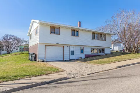 405 Division St NE, Mandan, ND 58554
