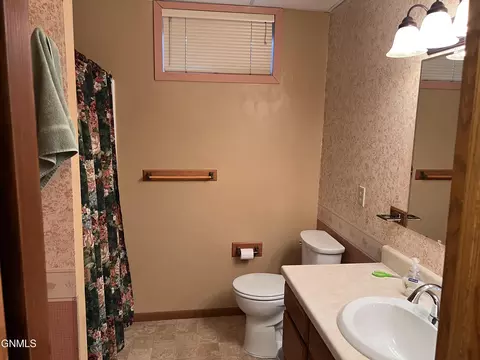 Bath - 1733 9th St, Bismarck, ND 58501 photo 2 of 2