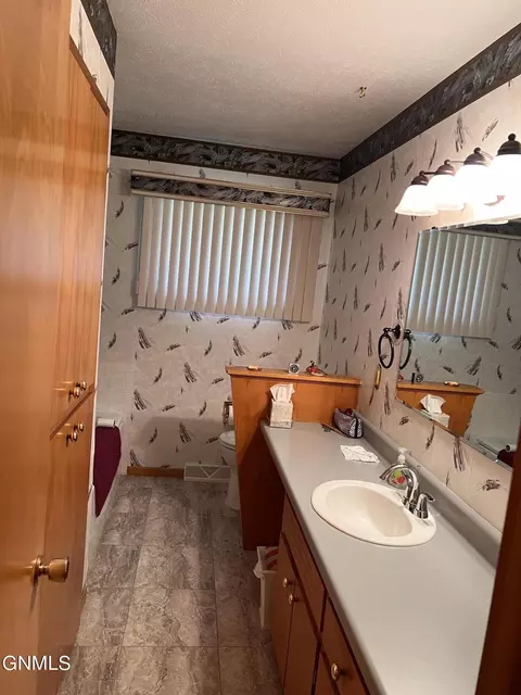 Bath - 1733 9th St, Bismarck, ND 58501 photo 1 of 2