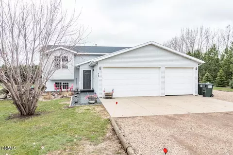 8105 Irish Ln, Bismarck, ND 58504