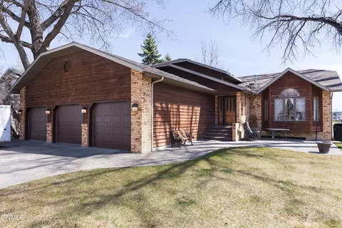 657 Cottonwood Loop, Bismarck, ND 58504