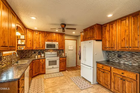 335 Willow Ln, Bismarck, ND 58504