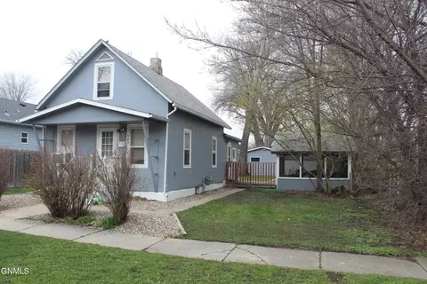 542 3rd St SW, Jamestown, ND 58401