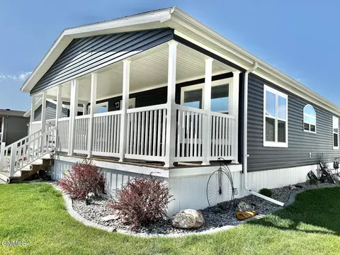 1608 Deerfield Rd SE, Mandan, ND 58554