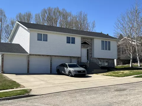 939 Alberta Ave, Bismarck, ND 58503