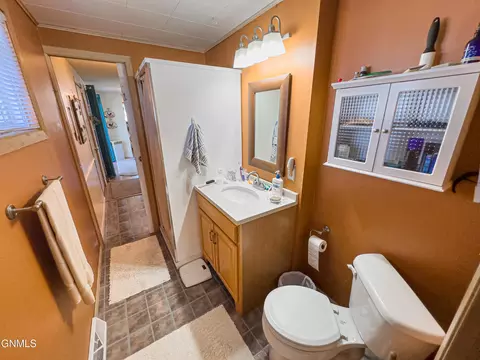 Bath - 1912 9th Ave W, Williston, ND 58801 photo 3 of 4