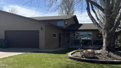 1103 27th St NW, Mandan, ND 58554