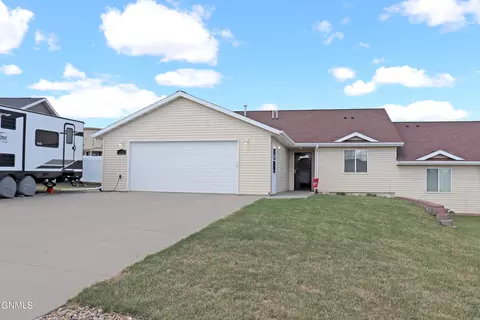 102 Burgundy Cir, Bismarck, ND 58503