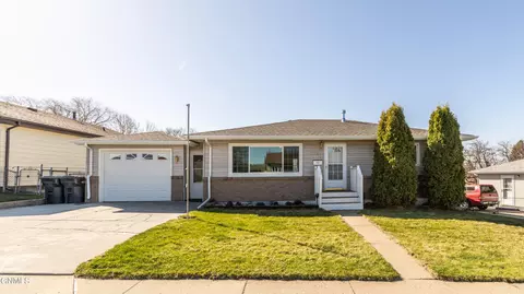 721 Custer Dr NW, Mandan, ND 58554