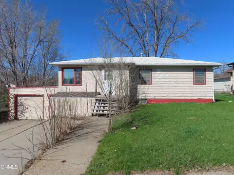 905 1st Ave NW, Mandan, ND 58554