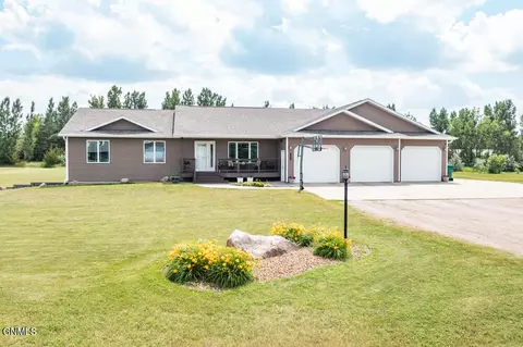 6007 Shoal Dr, Bismarck, ND 58503