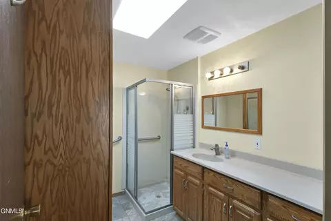 Bath - 4673 119th Rd NW, Epping, ND 58843 photo 3 of 4