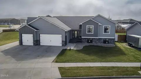 1744 Yellowstone Cir, Dickinson, ND 58601