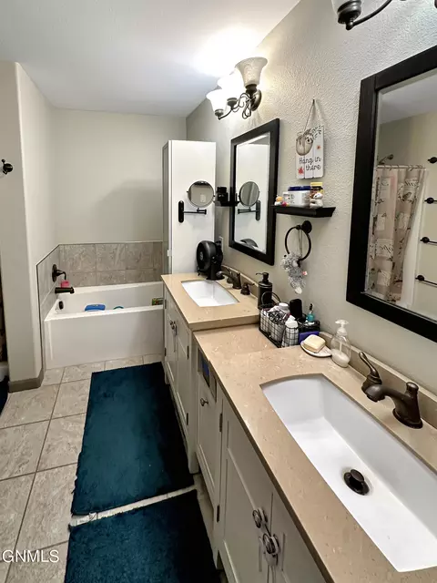 Bath - 5804 Anna Ave, Williston, ND 58801 photo 2 of 3
