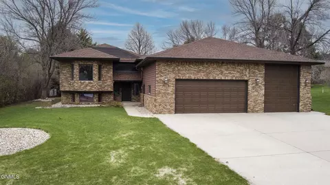 1712 Santa Gertrudis Dr, Bismarck, ND 58503