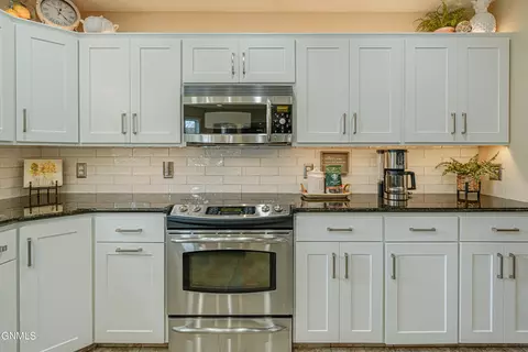 Kitchen - 843 Munich Dr, Bismarck, ND 58504 photo 4 of 9