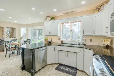 Kitchen - 843 Munich Dr, Bismarck, ND 58504 photo 8 of 9