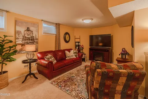 Living - 843 Munich Dr, Bismarck, ND 58504 photo 9 of 9