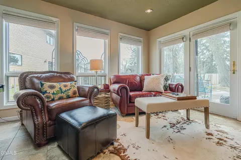 Living - 843 Munich Dr, Bismarck, ND 58504 photo 4 of 9