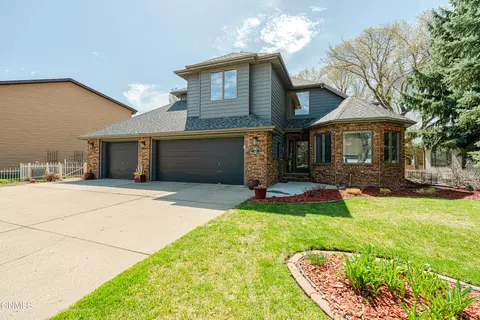 843 Munich Dr, Bismarck, ND 58504