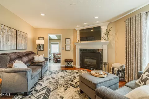Living - 843 Munich Dr, Bismarck, ND 58504 photo 3 of 9