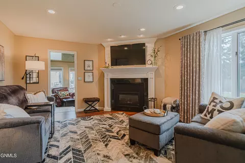 Living - 843 Munich Dr, Bismarck, ND 58504 photo 7 of 9