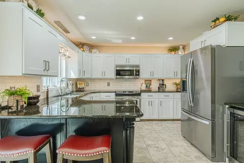 Kitchen - 843 Munich Dr, Bismarck, ND 58504 photo 2 of 9