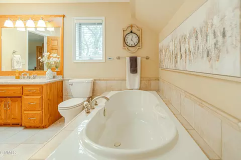 Bath - 843 Munich Dr, Bismarck, ND 58504 photo 5 of 19