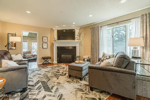 Living - 843 Munich Dr, Bismarck, ND 58504 photo 2 of 9