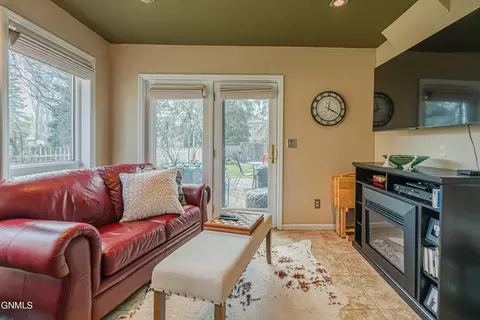 Living - 843 Munich Dr, Bismarck, ND 58504 photo 5 of 9